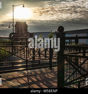 Sonnenaufgang von einem Sitzbereich mit Blick auf das Messegelände auf der Bridge Street in Solvay, New York Stockfoto