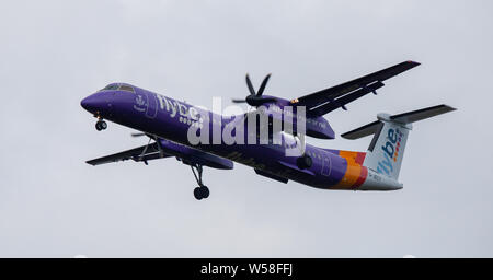 Flybe De Haviland Canada DHC 8 Dash 8G-JECY im Endanflug auf den Flughafen London-Heathrow LHR Stockfoto