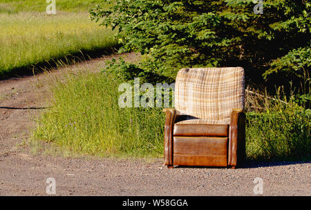 Verlassenen Sessel auf Feldweg. Stockfoto