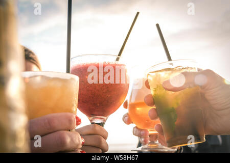 Grüße an die besten Freunde, Freunde genießen Getränke am Abend am Strand bei Sonnenuntergang. Konzept der Ferienhäuser, sorglos, end-of-day Entspannung Stockfoto