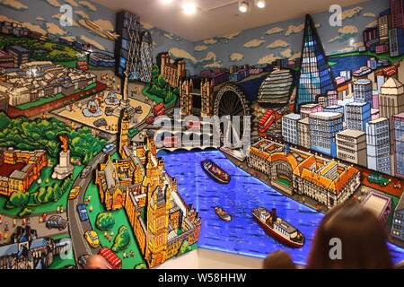 Modellierung von London und der Themse gesehen von oben mit Spielen von farbigen Steine für Kinder errichtet Stockfoto