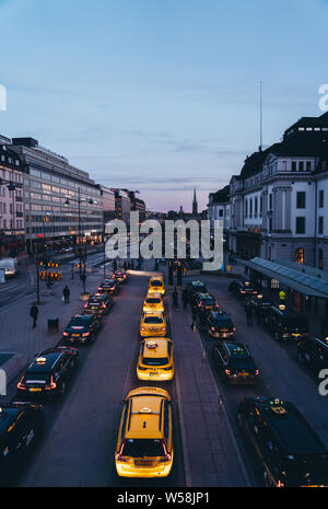 Editorial 28.3.2019 Stockholm Schweden Taxis warten außerhalb des Hauptbahnhof nach Sonnenuntergang warten auf Passagiere Stockfoto