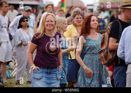 Malmesbury, Wiltshire, UK. 26. Juli 2019. Festivalbesucher genießen Sie die bunten Karneval Atmosphäre am zweiten Tag des Womad-Welt der Musik, Kunst und Tanz Festival in der schönen Außenanlage der Charlton Park Estate statt. Credit: Casper Farrell/Alamy Nachrichten Stockfoto