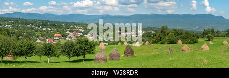 Heuballen und die Landschaft rund um Breb Panorama, Banat, Rumänien Stockfoto