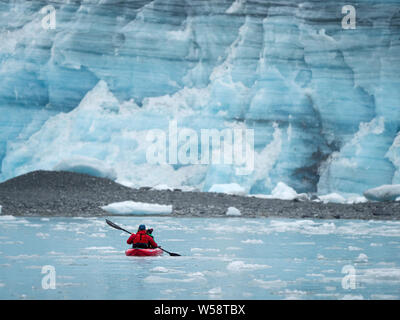 Ein kayaker Paddeln vor lamplugh Gletscher, Glacier Bay National Park, Alaska, USA. Stockfoto