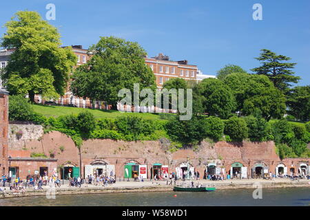 Colleton Halbmond und Tunnel Geschäfte entlang der Exeter Kai an einem sonnigen Sommertag. Devon, UK. Stockfoto