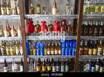 Brasilien, Belo Horizonte, Minas Gerais. Flaschen vor Ort gefertigten Cachaca Milagre de Minas auf Verkauf zu einem Cachacaria Shop. Stockfoto