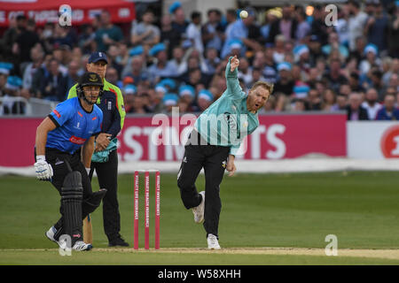 Hove, Großbritannien. 26. Juli, 2019. 26. Juli 2019, zentrale County Boden, Hove; Vitalität Blast 2019 T 20, Sussex Haie vs Surrey; Gareth batty von Surrey Bowles, Laurie Evans von Sussex Credit: Phil Westlake/News Bilder Credit: Aktuelles Bilder/Alamy leben Nachrichten Stockfoto