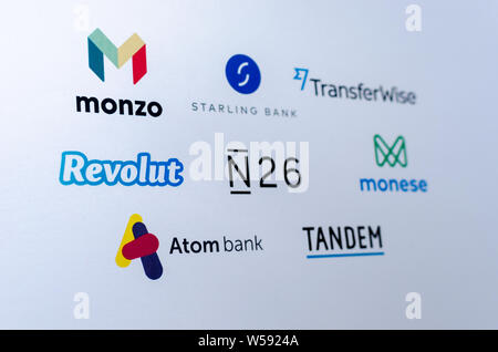 Logos von konkurrierenden fintech Unternehmen, stellt virtuelle Banken: Monzo, Revolut, Starling Bank, Atom Bank, N26, Monese, Atom. Gedruckt auf Papier. Stockfoto