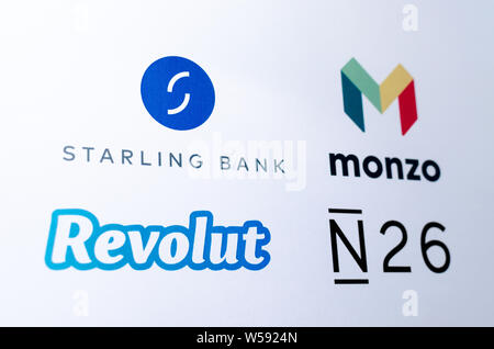 Logos von konkurrierenden fintech Unternehmen, stellt virtuelle Banken: Monzo, Revolut, Starling Bank, N 26, gedruckt auf Papier. Stockfoto