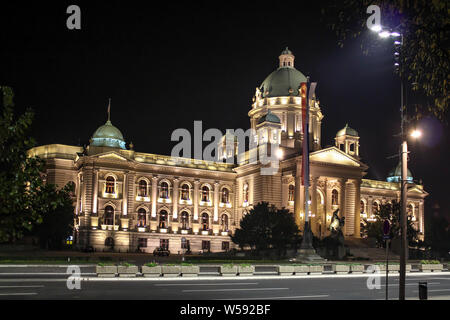 Belgrad/Serbien - 15. Oktober 2013: Nationalversammlung der Republik Serbien Gebäude bei Nacht Außenansicht Stockfoto