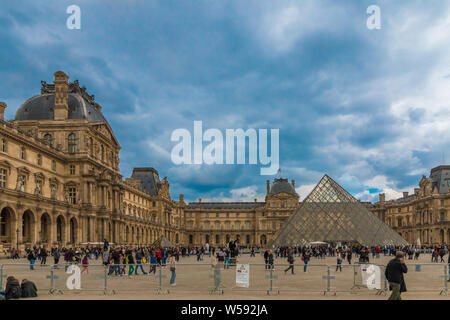 Vor dem Innenhof des Louvre Museum mit der richelieu Flügel auf der linken Seite, neben I.M. Pei der berühmten glaspyramide Abgesperrt mit... Stockfoto