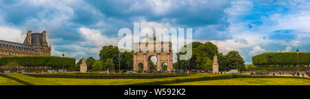 Schönes, großes Panorama Bild von der Arc de Triomphe du Carrousel, ein Triumphbogen in Paris auf der Place du Carrousel am Ende der... Stockfoto