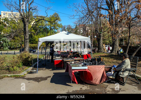 Sofia/Bulgarien - 18. Oktober 2013: Sonniger Tag im Freien lokalen Antiquitäten Markt in Sofia Stockfoto