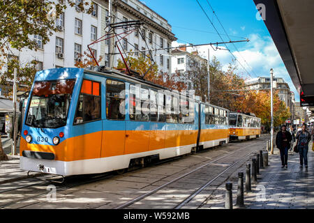 Sofia/Bulgarien - 18. Oktober 2013: Eine Straße in der Innenstadt von Sofia und der Straßenbahn. Das tägliche Leben in Sofia Stockfoto