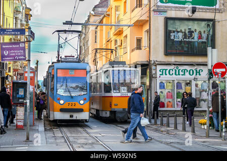 Sofia/Bulgarien - 18. Oktober 2013: Eine Straße in der Innenstadt von Sofia und der Straßenbahn. Das tägliche Leben in Sofia Stockfoto