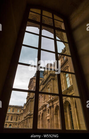 Künstlerische Bild der Sully Wing an der viereckigen Innenhof des Louvre Gebäude durch ein großes Fenster im Stil der französischen Renaissance aus dem Inneren der... Stockfoto