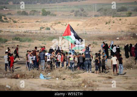 Juli 26, 2019, Buriej, Gazastreifen, Palästinensische Autonomiegebiete: palästinensische Demonstranten Zusammentreffen mit israelischen Truppen nach dem Zelte protestieren, wo Palästinenser fordern das Recht, in ihre Heimat an der Grenze Israel-Gaza zurückzukehren, in der Zentrale der Gazastreifen, 26. Juli 2019 Credit: Stringer/APA-Images/ZUMA Draht/Alamy leben Nachrichten Stockfoto