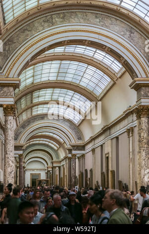 Ein Besucher gast Wandern am Kunstgalerien in der berühmten und beliebten Louvre Museum und bewundern die schöne Gemälde. Stockfoto