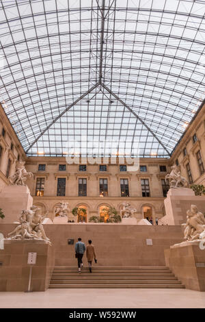 Tolles Bild der Skulptur Garten als Cour Marly in der richelieu Flügel des Louvre Museum bekannt. Zwei Besucher gehen die Treppe hinauf, der... Stockfoto