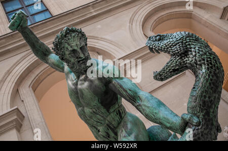 Großen dramatischen geringer Betrachtungswinkel der Bronze Kunst Skulptur "Hercules kämpfen Acheloos verwandelte sich in eine Schlange", von Baron François Joseph Bosio in... Stockfoto