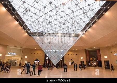 Tolle Aussicht auf die ganze nach unten zeigenden Glaspyramide, die so genannte umgekehrte Pyramide, im Carrousel du Louvre, einem unterirdischen Einkaufszentrum gebaut ... Stockfoto