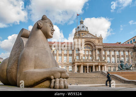 Kunstwerke vor dem Birmingham Museum & Art Gallery und dem Council House, England Stockfoto
