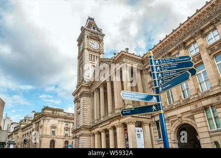 Wegweiser vor der Birmingham Museum & Art Gallery, Birmingham, England, Großbritannien. Stockfoto