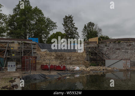 Wiederherstellung der befestigten Mauer mit Stahlkonstruktionen und Container der Eingestürzten 15. Jahrhundert befestigten Stadtmauer in Maastricht zu unterstützen. Stockfoto