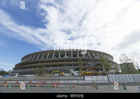 Juli 26, 2019, Tokyo, Japan: die Bauarbeiten am neuen National Stadium. Die Japan Sport Council (JSC) berichtet, Anfang Juli, dass 90% der Bau des neuen National Stadium abgeschlossen wurde, und ist auf der Schiene nach Plan im November zu beenden. Das Stadion wird Gastgeber der Eröffnungs- und Abschlussfeier der Tokyo 2020 die Olympischen und Paralympischen Spiele. Credit: Rodrigo Reyes Marin/ZUMA Draht/Alamy leben Nachrichten Stockfoto