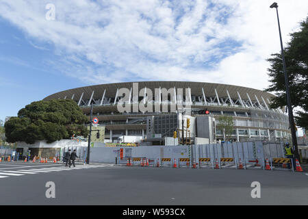 Juli 26, 2019, Tokyo, Japan: die Bauarbeiten am neuen National Stadium. Die Japan Sport Council (JSC) berichtet, Anfang Juli, dass 90% der Bau des neuen National Stadium abgeschlossen wurde, und ist auf der Schiene nach Plan im November zu beenden. Das Stadion wird Gastgeber der Eröffnungs- und Abschlussfeier der Tokyo 2020 die Olympischen und Paralympischen Spiele. (Bild: © Rodrigo Reyes Marin/ZUMA Draht) Stockfoto