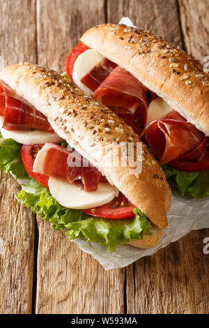Frischen Schinken Sandwiches, Mozzarella und Gemüse close-up auf dem Tisch. Vertikale Stockfoto