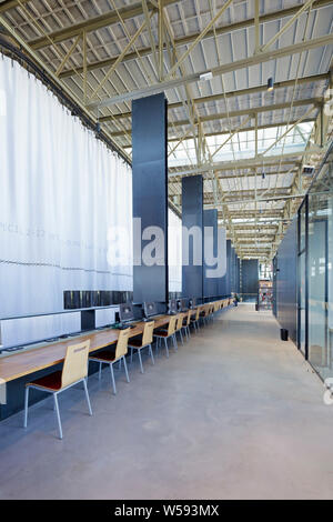 Studie im oberen Stockwerk, mit Durchscheinenden textile Wände bis zur Decke. Bibliotheek LocHal, Tilburg, Niederlande. Architekt: CIVIC Architekten/Braaksma Stockfoto