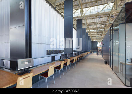 Studie im oberen Stockwerk, mit Durchscheinenden textile Wände bis zur Decke. Bibliotheek LocHal, Tilburg, Niederlande. Architekt: CIVIC Architekten/Braaksma Stockfoto