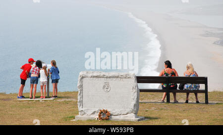 Portland. 26. Juli 2019. UK Wetter. Die Menschen blicken auf Sonnenverwöhnten Chesil Beach aus Portland Höhen, auf einem anderen Backen - heißer Tag. Credit: stuart Hartmut Ost/Alamy leben Nachrichten Stockfoto