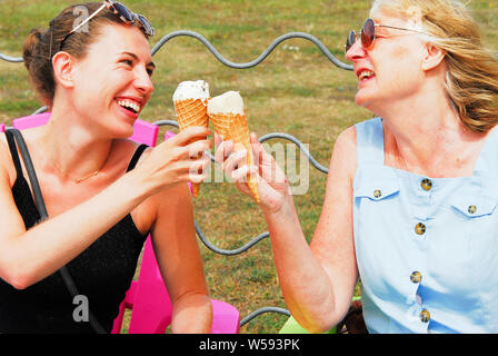 Portland. 26. Juli 2019. UK Wetter. Jung und Alt gleichermaßen eine Kühlung Eis an der Portland Höhen genießen, auf einem anderen Backen - heißer Tag. Credit: stuart Hartmut Ost/Alamy leben Nachrichten Stockfoto