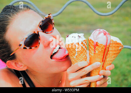 Portland. 26. Juli 2019. UK Wetter. Sophie, 24, genießt einen Kegel in Portland Höhen, wenn Sie sich links Dieser leckere Trio Holding auf einem anderen Backen - heißer Tag. Credit: stuart Hartmut Ost/Alamy leben Nachrichten Stockfoto