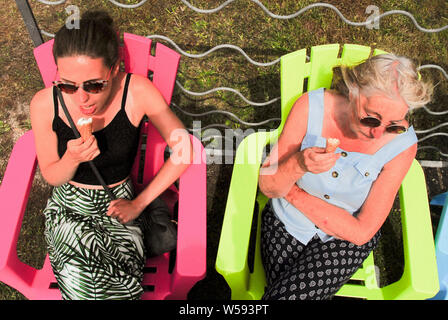 Portland. 26. Juli 2019. UK Wetter. Zwei Frauen genießen Eis am Backen - heiße Portland Höhen in Dorset (Top Shot). Credit: stuart Hartmut Ost/Alamy leben Nachrichten Stockfoto