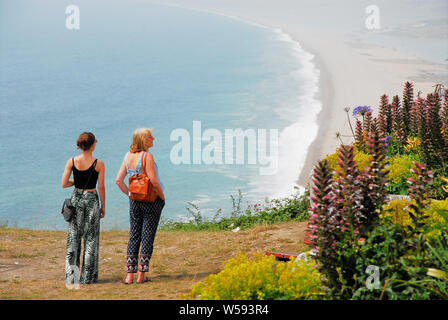 Portland. 26. Juli 2019. UK Wetter. Zwei Frauen blicken auf Sonnenverwöhnten Chesil Beach aus Portland Höhen, auf einem anderen Backen - heißer Tag. Credit: Alamy leben Nachrichten Stockfoto