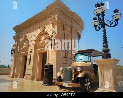 Al Hazm Mall ist das neue luxuriöse und Elite Einkaufserlebnis in Doha, Katar. Stockfoto