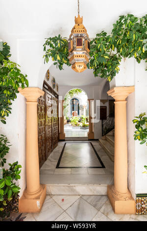 Cordoba, Spanien - 21. Mai 2019: typisch andalusischen Innenhof mit Blumen und Töpfen dekoriert. Stockfoto