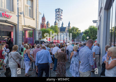 Kontrolle der Massen am Eingang der jährlichen Konzerte der Geiger Andre Rieu in seiner Heimatstadt Maastricht. Fans warten, um die Sicherheit zu Pass Stockfoto