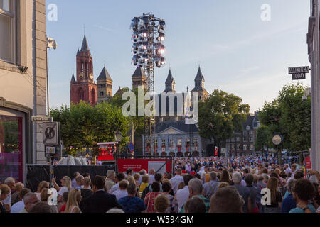 Kontrolle der Massen am Eingang der jährlichen Konzerte der Geiger Andre Rieu in seiner Heimatstadt Maastricht. Fans warten, um die Sicherheit zu Pass Stockfoto