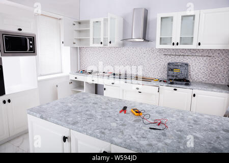 Nahaufnahme von einer elektrischen Küche Induktion Cerankochfeld Küche mit Tools Stockfoto