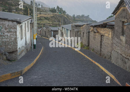 Lima, Peru. 26. Juli, 2019. Eine Asche bedeckte Straße in einem Dorf in der Region Moquegua. Das Institut für Geophysik in Peru eine Warnung für die Region nach dem Vulkan Ubinas Aschewolken ausbrach. Die vulkanische Aktivität ist auf der 5672 Meter hohe koloss seit Mitte Juli aufgenommen worden. Credit: Uriel Montufar/dpa/Alamy leben Nachrichten Stockfoto