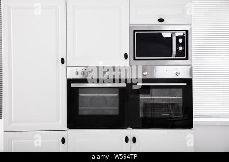 Moderner Luxus Küche mit elektrischen Öfen gebaut im Schaltschrank Stockfoto