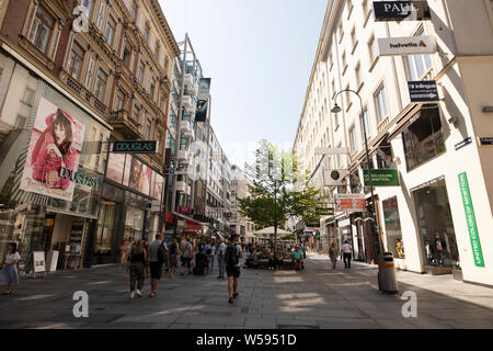 Die Fußgängerzone in der Kärntner Straße im Zentrum von Wien, Österreich. Stockfoto