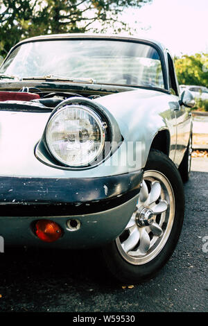 Ein Lotus Elan mit viel Patina sitzt im Sonnenlicht in Orinda Autos und Kaffee. Stockfoto