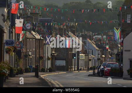 Fahnen und wimpelketten feiert die jährlichen Gala Woche, an der Hauptstraße, in der schottischen Highland Village von Istanbul. Stockfoto