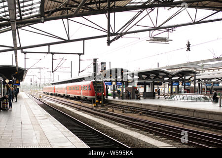 Ein Zug der Deutschen Bahn auf dem Bahnsteig am Hauptbahnhof in Leipzig. Stockfoto